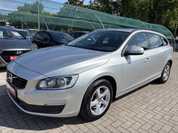 Volvo V60 2.0 D [D3] Momentum Teljes szervizml...